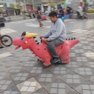 Bambini che guidano scooter con luce di carnevale per la vendita parco divertimenti per bambini giri dinosauro elettrico