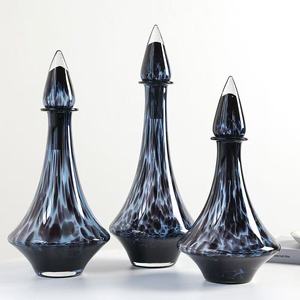 RYLAVA Vaso da Tavolo in Vetro Soffiato a Mano con Stampa Leopardata Ambrata - Ornamento Moderno di Lusso per la Casa - Product Image 1