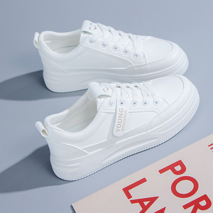 2024 zapatos blancos ligeros populares de primavera y otoño con parte superior de cuero elevado y suela blanda para mujer - Product Image 1