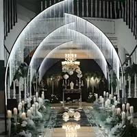 Décoration de scène de salle de réception de mariage de style néo-européen français, supports floraux créatifs en forme de S avec éclairage directeur