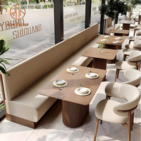 Ensemble de meubles de restaurant moderne Table de café ronde en bois brun avec chaises en cuir beige et cabine de canapé incurvée pour café