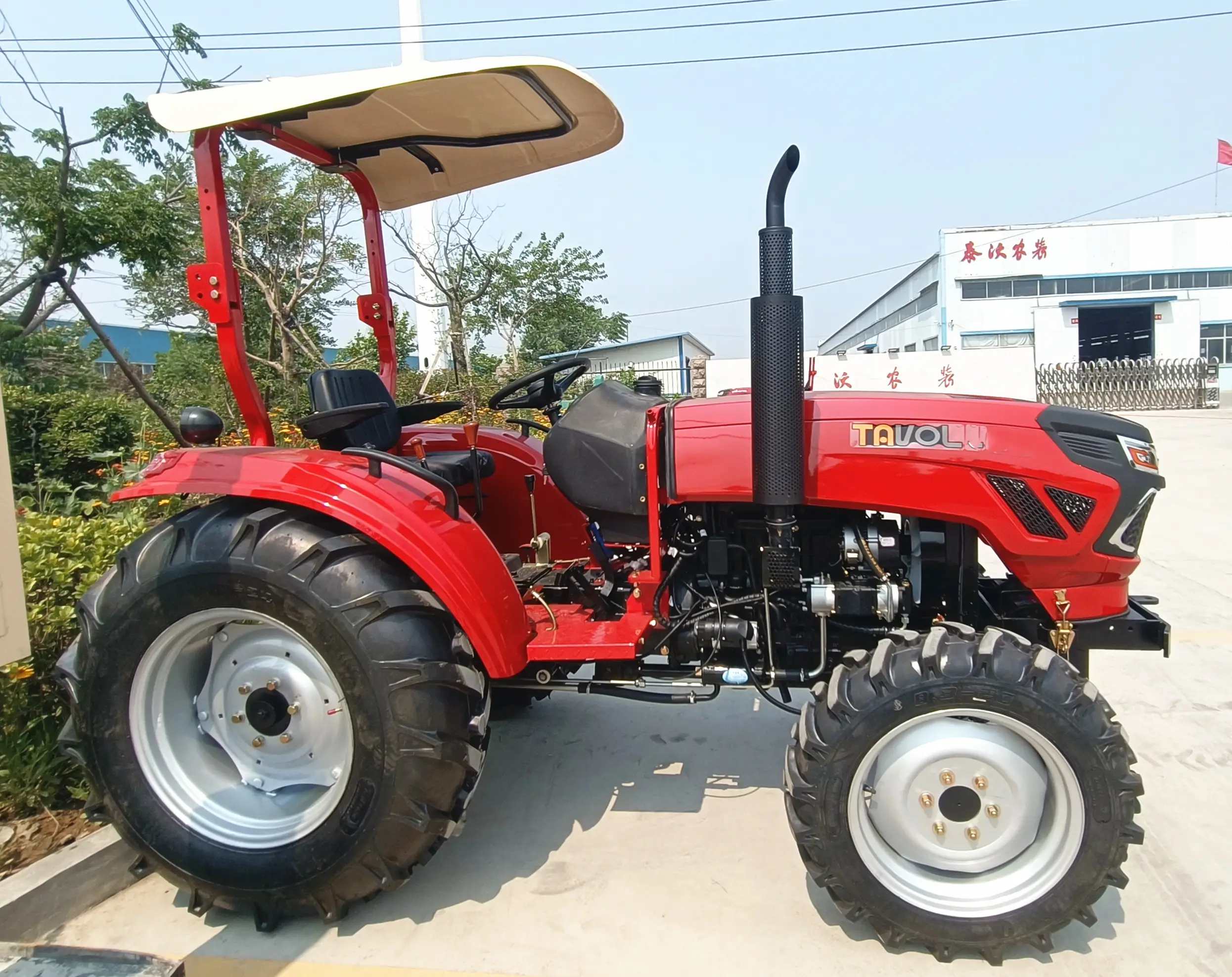 Çin'de çiftlik ekipmanları tarım traktörleri Mini traktörler endüstriyel fırın şanzıman fiyat traktör güney 50hp 60hp 4wd 4wd
