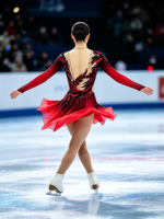 Robe de patinage artistique à imprimé flamme rouge et noir, manches longues, dos profondement ouvert, jupe ornée de strass pour compétition et performance des adultes et des enfants