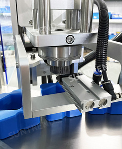 Machine de remplissage et de bouchage rotative multi-têtes sous vide pour liquides parfumés - Product Image 5
