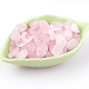 Vente en gros de copeaux de cristal naturel brut, graviers de cristal rose, pierres de guérison pour l'amour, décoration intérieure, artisanat DIY, fabrication de bijoux - Product Image 1