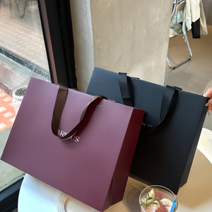 Bolsas de Regalo Elegantes de Papel Grueso Reciclado Color Vino Tinto con Logotipo Personalizado para Perfumes, Aromaterapia, Cuidado de la Piel, Joyería y Compras - Product Image 1