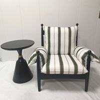 Fauteuil de salon rouge traditionnel français avec dossier design, structure en bois et revêtement en coton pour salon