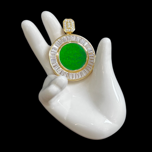 Pendentif rond en jadéite birmane naturelle de qualité A, glacé et plein de vert, plaqué argent avec or et serti de zircon étincelant. - Product Image 3