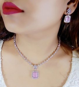 Conjunto de collar de gargantilla de piedra AD chapada en oro, el mejor conjunto de joyería india de boda para compromiso de boda y Aniversario - Product Image 2