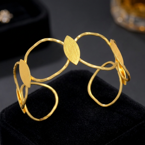 Brazalete Étnico de Latón Chapado en Oro con Diseño Redondo Delicado para Uso Unisex en Aniversarios - Product Image 2