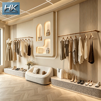 Étagères de présentation personnalisables, étagères de magasin rétroéclairées en forme d'arche, présentation minimaliste de luxe pour boutique de vêtements