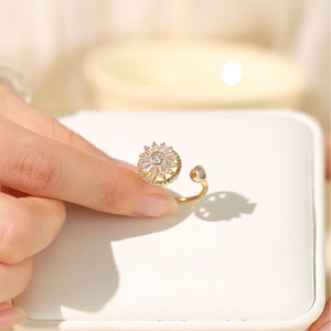 Bague porte-bonheur rotative ajustable en plaqué or 14 carats avec zircon étincelant, tendance et très prisée, pour femme - Product Image 4