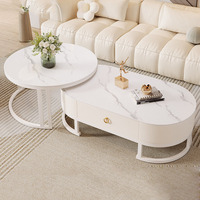 Ensemble de tables basses modernes de style crème avec plateau rond en pierre, tables gigognes de luxe, design décoratif combiné pour salon domestique