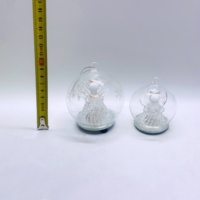 Globe en verre LED Ornement de Noël Ange avec coeur rouge et flocons de neige pailletés peints à la main-Couleurs changeantes