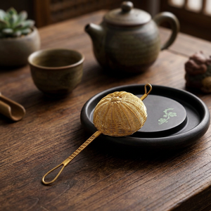 Passoire à thé en laiton artisanale avec un design en maille tissée pour un filtrage fin, un service élégant et une utilisation traditionnelle en cuisine - Product Image 1
