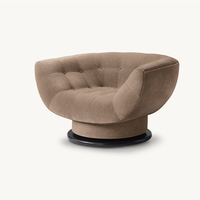 Fauteuil pivotant de luxe en velours crème capitonné avec base foncée pour salon, hôtel, lecture ou comme fauteuil d'appoint