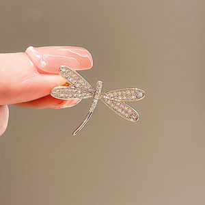 Venta al por mayor de estilo europeo de lujo de cristal pequeña abeja Animal Pin broche accesorios de ropa broches decorativos - Product Image 3