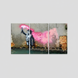 Tableau imprimé sur toile : Graffiti enfant migrant de Banksy, décoration intérieure, lot de 3 toiles - Product Image 2