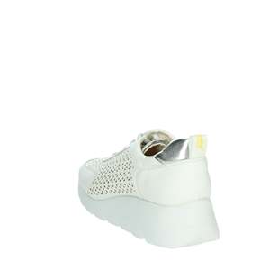 Amarpies Donna Sneakers AMD26321 Bianco Chaussures de sport en cuir perforé blanc pour femmes, mode décontractée - Product Image 2