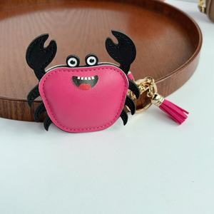 Ciondoli a forma <span class=keywords><strong>di</strong></span> granchio in ecopelle rosa pastello e turchese con nappe rosa, stile cartone animato, fantasiosi - Product Image 4