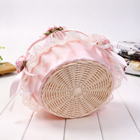 Keranjang Rotan Anyaman Tangan Romantis yang Dapat Dilepas dengan Pita Renda, Mutiara, dan Bunga untuk Dekorasi Pesta Pengiring Pengantin