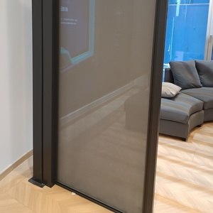 Puerta de pantalla retráctil de cadena de viento a prueba de tormentas de diseño moderno para áreas propensas a tormentas - Product Image 2