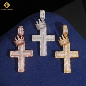 Elegante Colgante de Cruz de Moissanita con Corona, Chapado en Oro de 18K, Moissanita con Corte Baguette y Engaste de Canal, Amuleto Religioso Hiphop para Hombre - Product Image 1