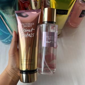 ชุดน้ำหอมแบรนด์แท้ขายส่ง <span class=keywords><strong>กลิ่น</strong></span>หอม 250 มล. ชุดน้ำหอมและโลชั่นสำหรับผู้หญิง <span class=keywords><strong>Victoria</strong></span>'s <span class=keywords><strong>Secret</strong></span> Velnet Petals - Product Image 1