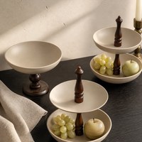 Ensemble de plateaux en bois simples et connectés, plateau à fruits, présentation de desserts pour le thé de l'après-midi à la maison, plateau de service pour les cafés