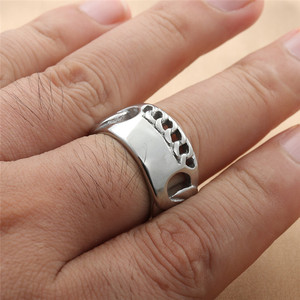 Anillo de Cadena de Acero de Titanio para Hombre, Diseño Geométrico Hueco Plateado, Joyería de Uso Diario - Product Image 4