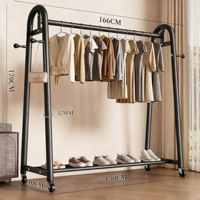 Porte-manteau roulant moderne en forme de A avec étagère à chaussures, support de présentation de vêtements robuste en acier au carbone pour magasin de vêtements (OEM)