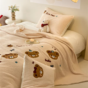 Literie d'hiver en <span class=keywords><strong>laine</strong></span> d'agneau à deux faces cartoon mignon ensemble de trois pièces <span class=keywords><strong>couverture</strong></span> en peluche avec motif teddy - Product Image 2