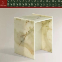 Table d'appoint en onyx vert fini à la main GOLDKING pour résidence privée, penthouse, hall d'entrée et espaces de vie d'inspiration artistique