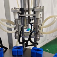 Machine de remplissage automatique de parfum avec système de nettoyage de bouteilles par aspiration, remplissage, sertissage et pressage de colliers