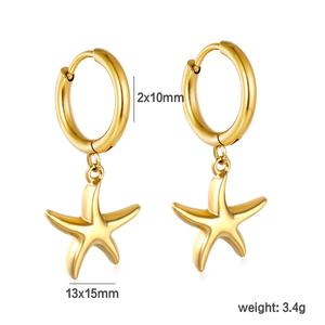 Boucles d'oreilles créoles tendance et simples en acier inoxydable plaqué or PVD 18K, série Coquillage Marin, avec pampilles coquillage et étoile de mer - Product Image 3