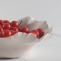 Moderne matte beige afwerking, delicate met de hand aangebrachte geruite patronen, keramische chocolade- en fruitserveerschaal & -kom voor cadeaus