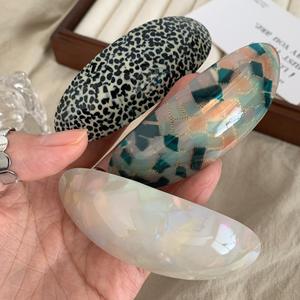 Barrettes à cheveux pas chères en acétate, couleur colza, style rétro français, avec frange latérale à clip - Product Image 4