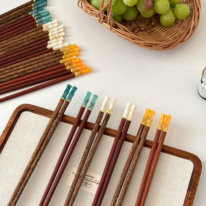 Palillos de Bambú y Madera Yuanjin de 25 cm con Punta de Resina Imitación Jade, Madera Sólida, Regalo, Madera de Ala de Pollo, Forma Redonda - Product Image 1