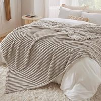 Vente chaude 100% Polyester Tricoté Jeter Lit Couverture Qualité Rayé Motif Polaire Meubles Coloré Plaine Épaissie Flanelle