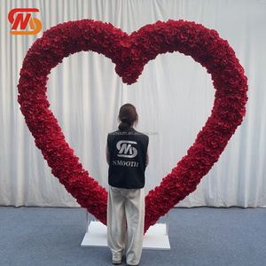 ฉากหลังดอกไม้สำหรับงานแต่งงานและงานหมั้น รูปทรงหัวใจกุหลาบสีแดงสด ขายดี สำหรับวันวาเลนไทน์ - Product Image 1