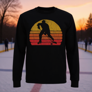 Camiseta de manga larga retro vintage Hockey Attacker, diseño deportivo unisex con cuello redondo - Product Image 3