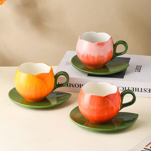 Taza y platillo de cerámica vintage pintados a mano con efecto bajo esmalte, diseño de tulipán, vajilla estética y adorable para la oficina o el té de la tarde. - Product Image 3