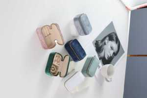 Mini Caja de Terciopelo con Cierre y Logotipo Personalizado - Organizador de Viaje de Lujo para Guardar Anillos, Pulseras, Collares y Joyas - Product Image 3