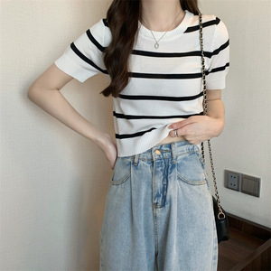 Summer Striped Knitted Short-sleeved T-shirt pour femmes Polyester Niche Slim-fit Design with Fitted Shoulder Top - Product Image 5