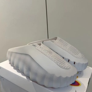 Nouvelles pantoufles unisexe haut de gamme style sport 2026, perforées, respirantes, à semelle épaisse ondulée - Product Image 3