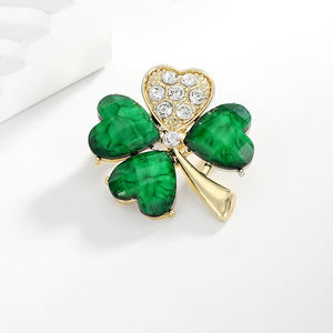 Vente en gros de bijoux tendances broches en strass trèfle à quatre feuilles vert fantaisie olive en cristal pour femmes - Product Image 6