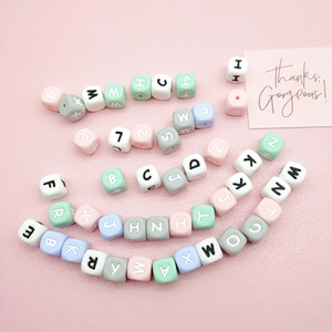 Perles de dentition en silicone souples en forme de <span class=keywords><strong>cube</strong></span> carré de 12 mm avec lettres de l'alphabet pour la fabrication de stylos, porte-clés, colliers et bijoux - Product Image 1