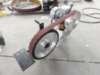 Machine de meulage et de polissage multifonctionnelle à vitesse variable avec moteur, boîte de vitesses et roulement pour le lissage des soudures extérieures de pipeline