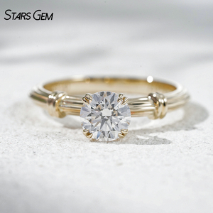Bague solitaire StarsGem en or massif 10 carats plaqué rhodium, design colonne romaine, diamant de laboratoire taille brillant 1,0 carat - Product Image 2
