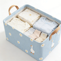 Panier de rangement pliable en lin bleu clair avec imprimé marguerites et oies, poignées en tissu renforcé pour l'organisation de la chambre d'enfant et du placard